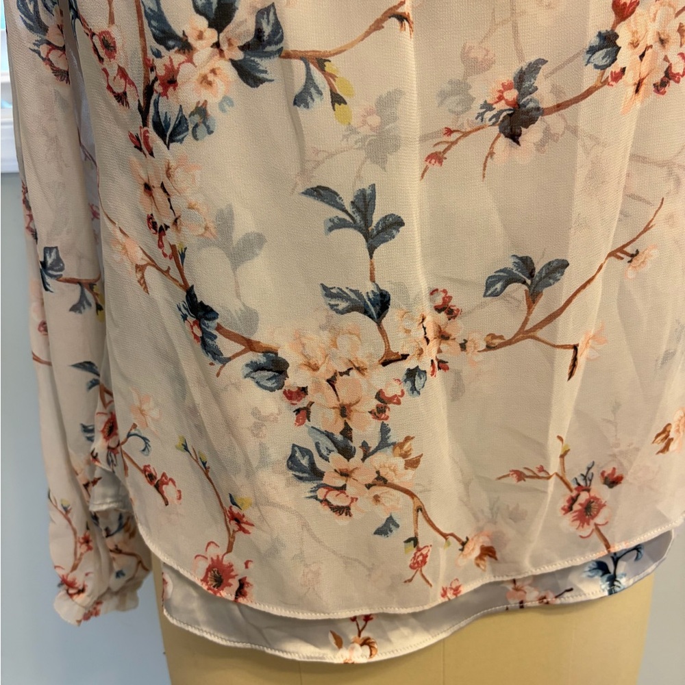 💥 Gorgeous WHBM Floral Blouse with Fitted Neckline - Picture 2 of 10